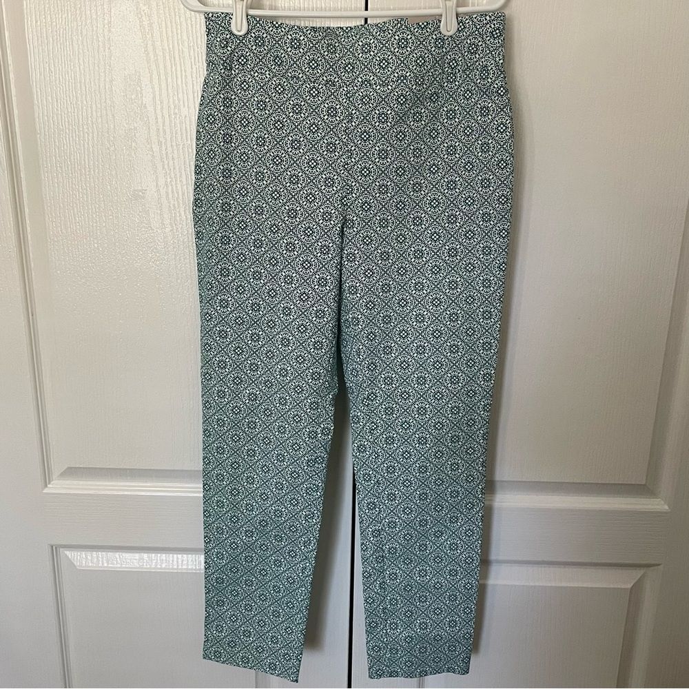 Chico’s Green & White Medallion So Slimming Brigitte Slim Leg Ankle Pants Sz 6R